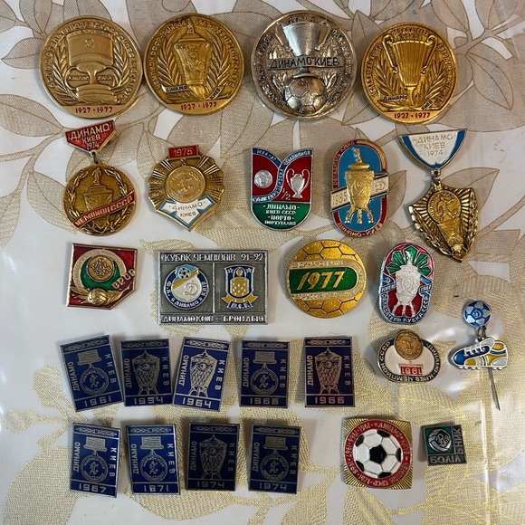 Set Of 26 VTG Soviet-era pins badges related to the Dynamo Kyiv football club - Picture 1 of 7